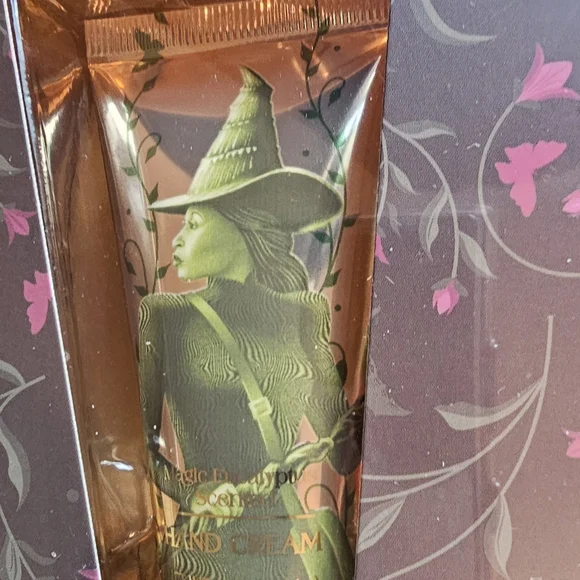 Wicked Gold and Pink Bath Set - Picture 6 of 11